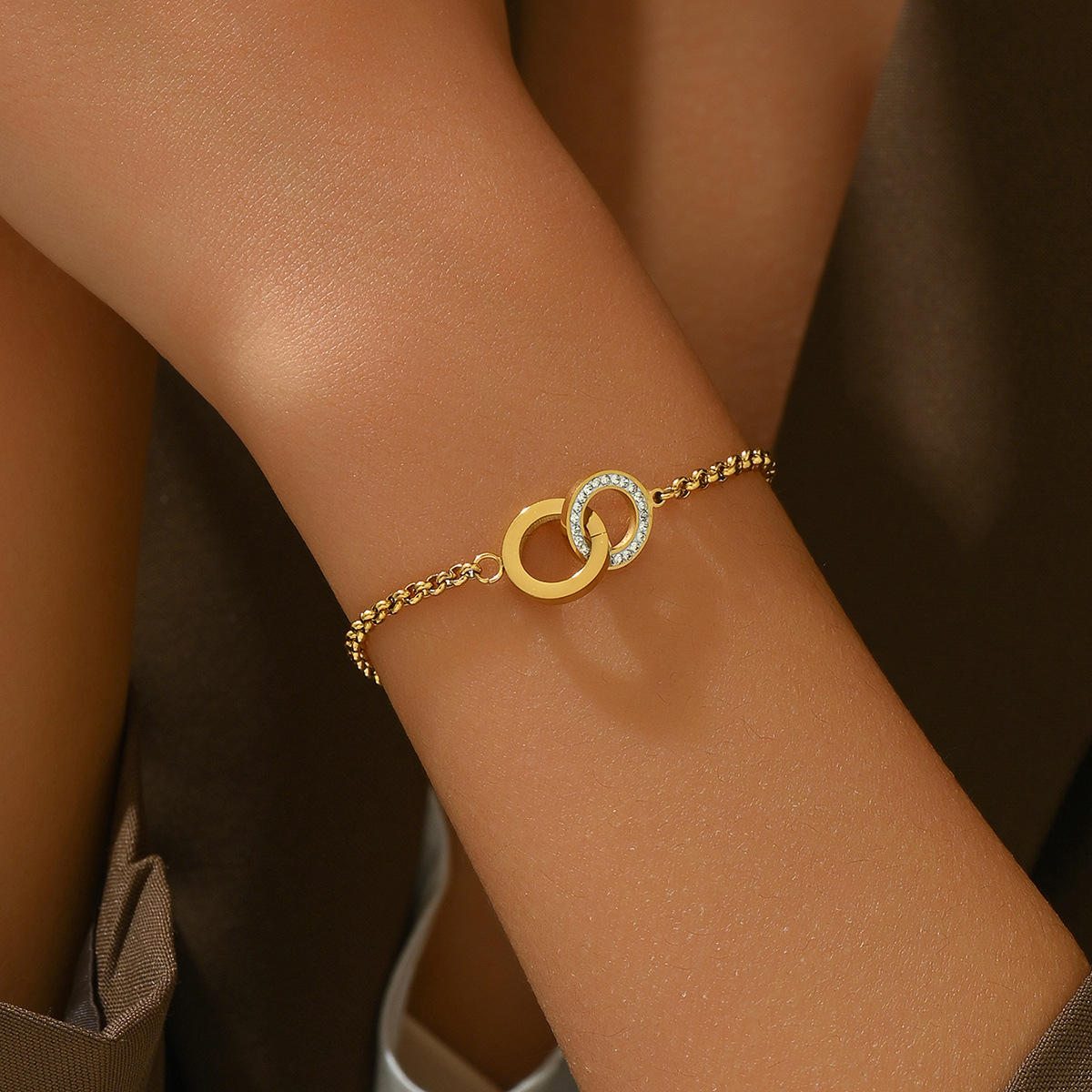 Rhinestone Interlocking Bracelet detail
