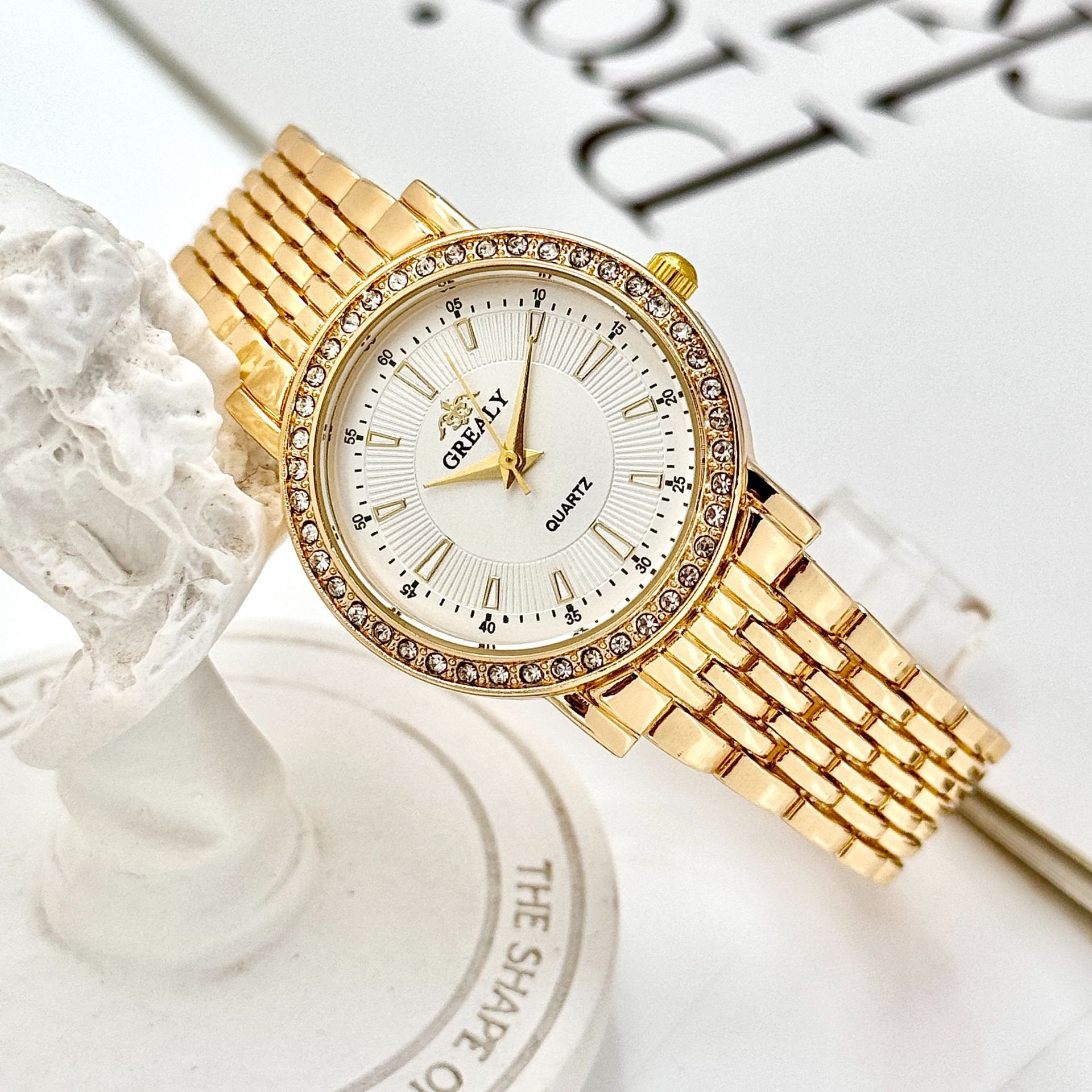 Elegant Women Quartz Watch Jewelry Clasp Alloy Band Luminous Dial Fashion Luxury