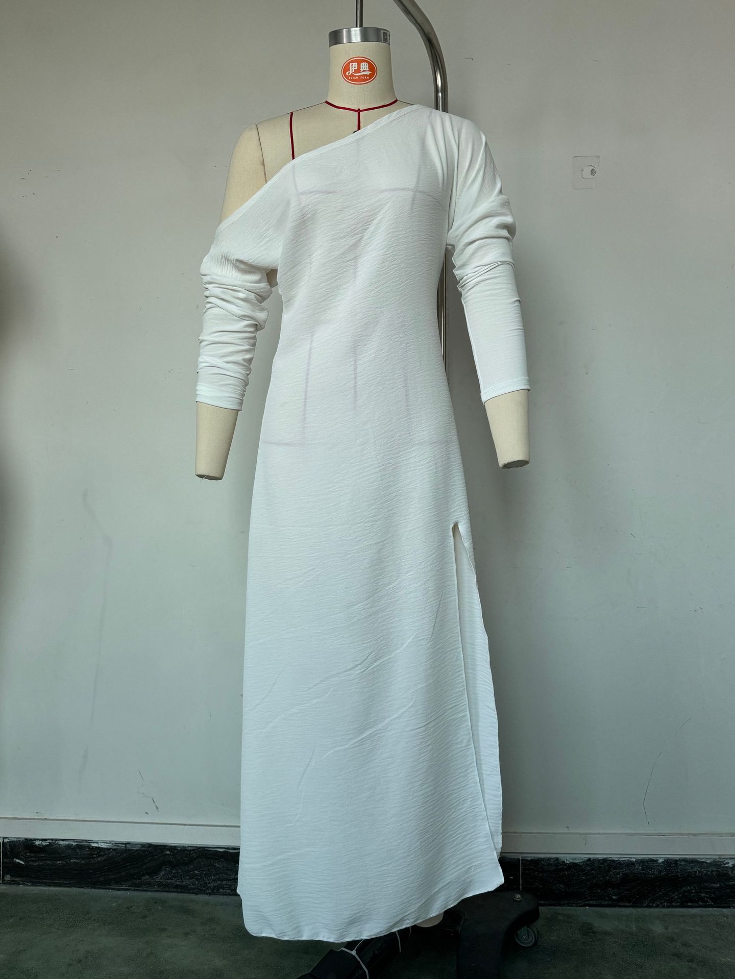 Long-sleeve pleated dress with side slit