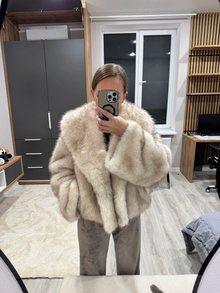 Women's faux fur jacket street style