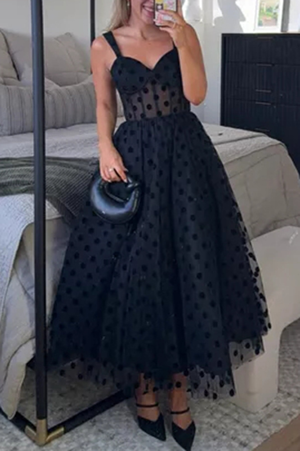 Women's high-waist black dress silhouette