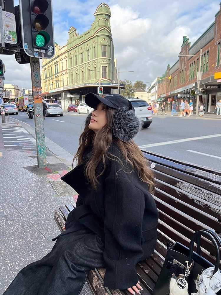Short women's coat with long sleeves