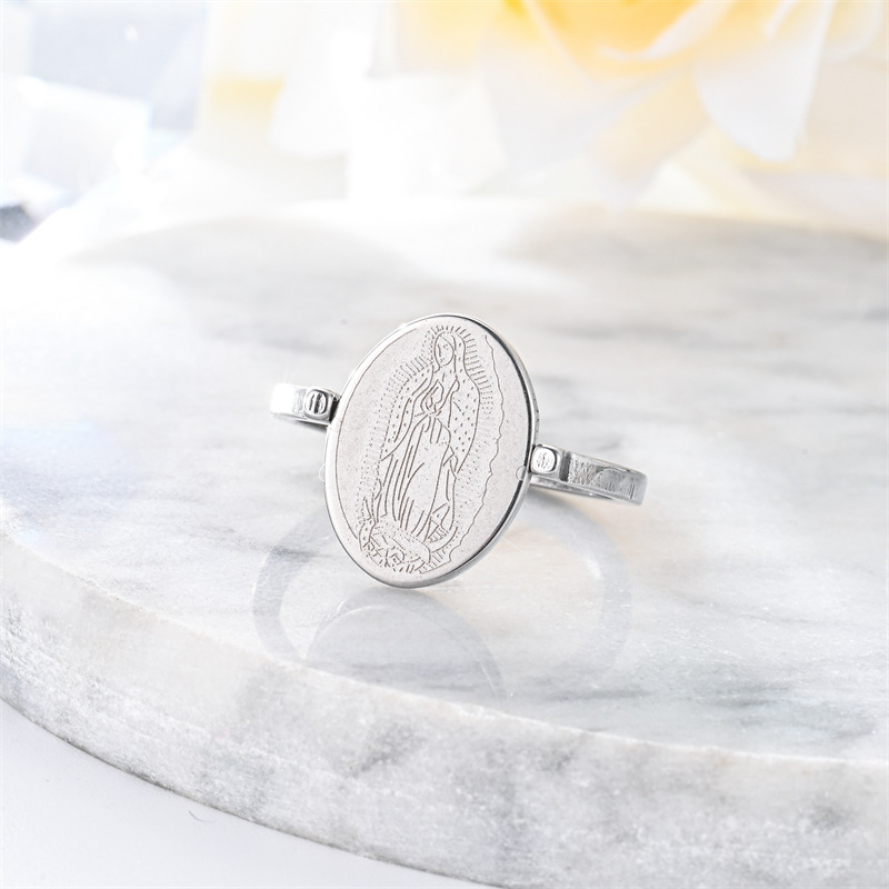Unisex geometric spinner ring