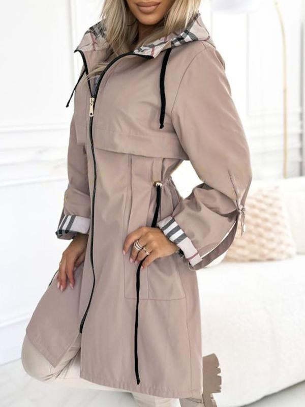 Detailansicht des karierten Trenchcoats