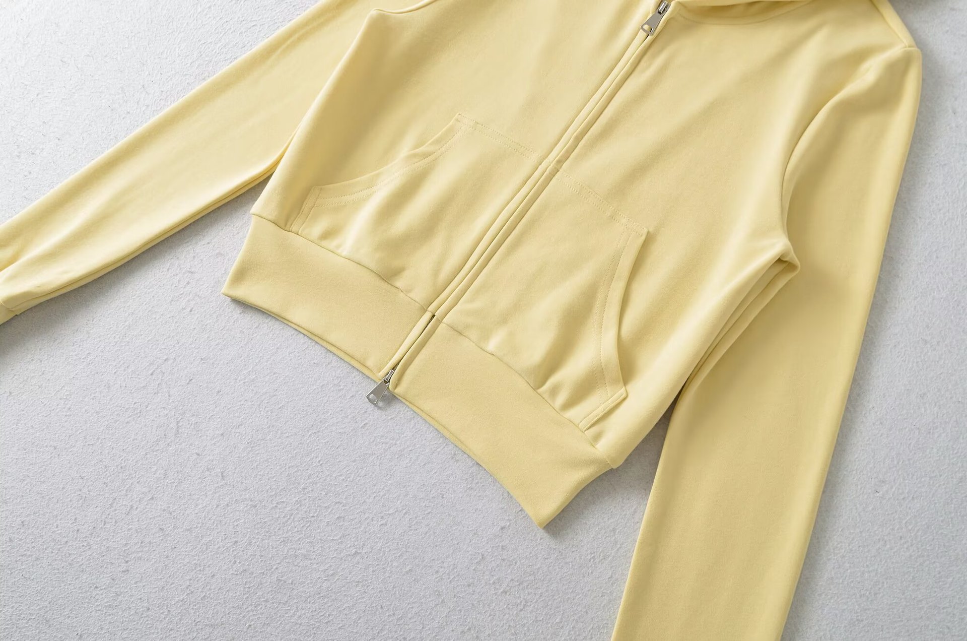 Cropped zip hoodie fit