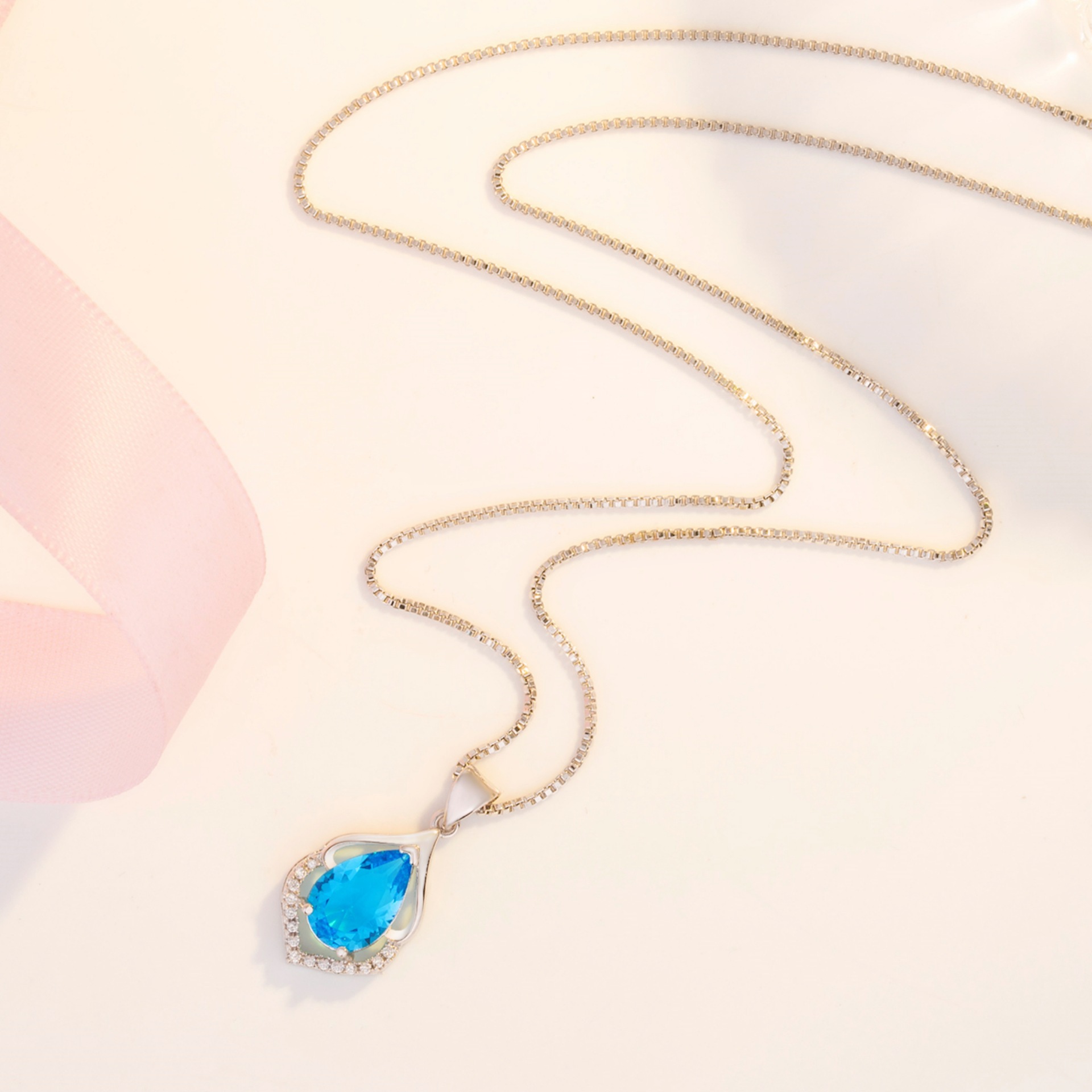Drop-Shaped Imitation Silver Crystal Pendant Necklace