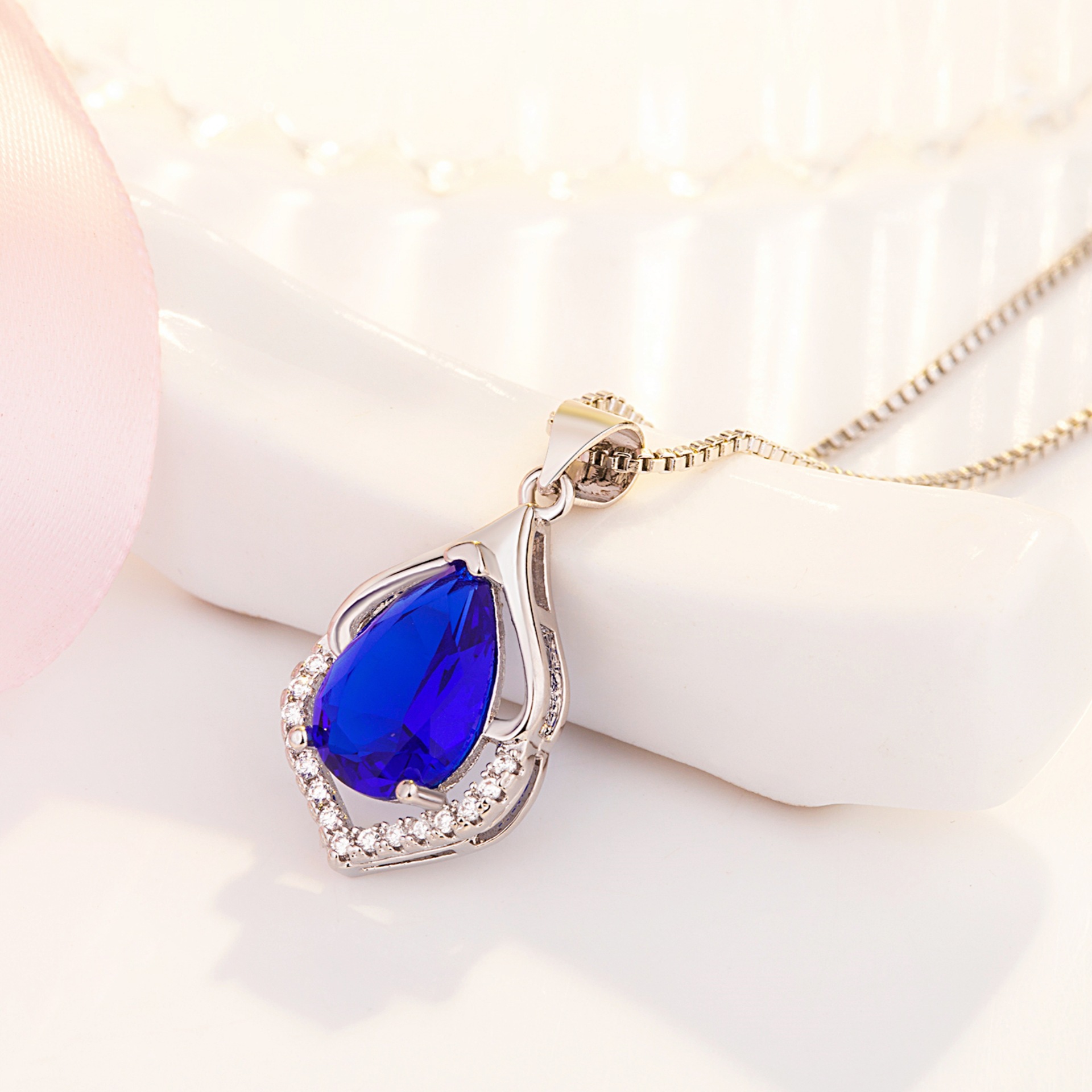Drop-Shaped Imitation Silver Crystal Pendant Necklace