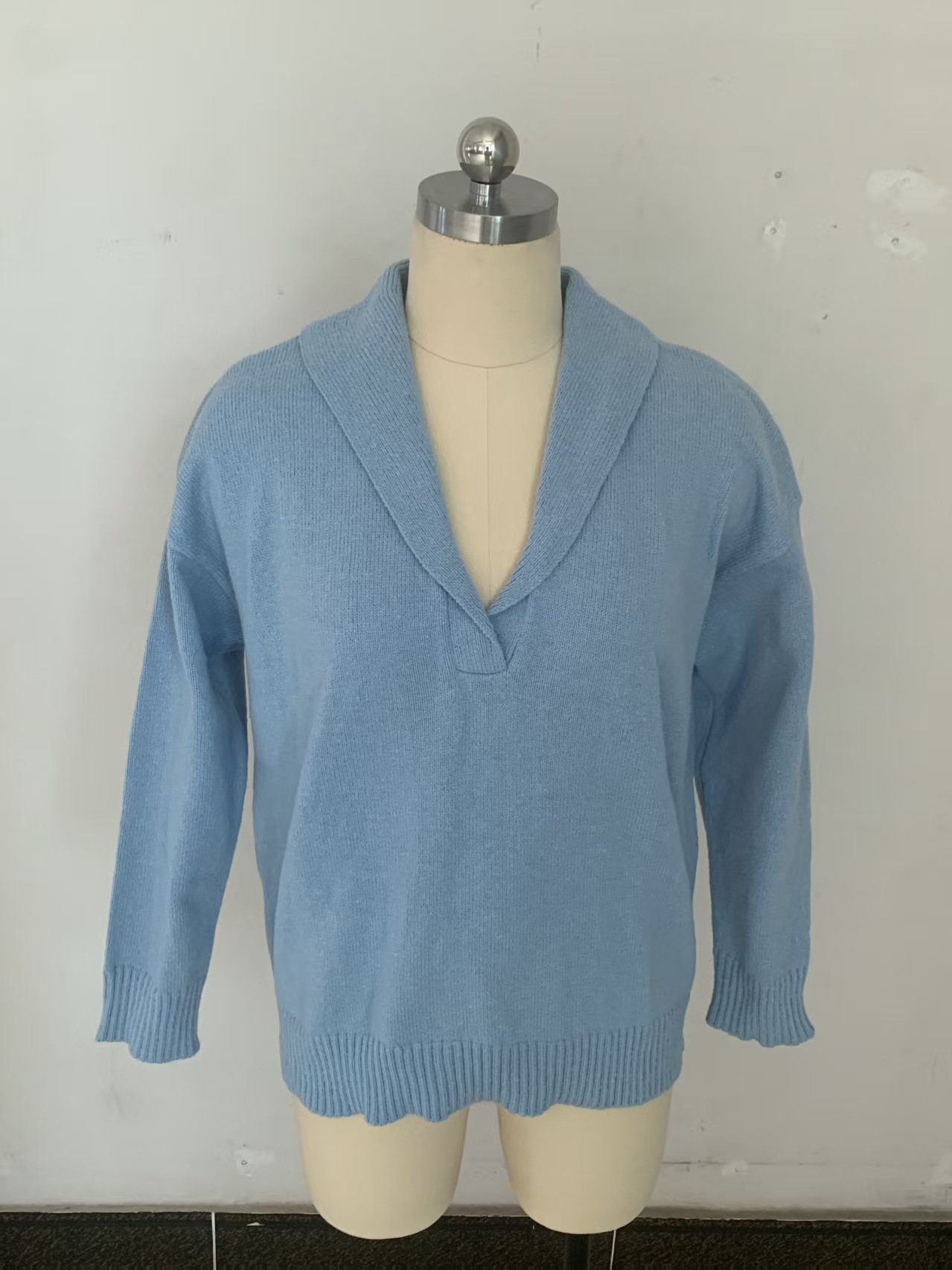 A new solid-color pullover loose top for autumn and winter