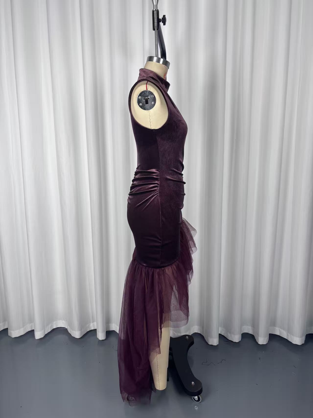Women's Velvet High-Neck Sleeveless Evening Dress with Pleated Tulle Train