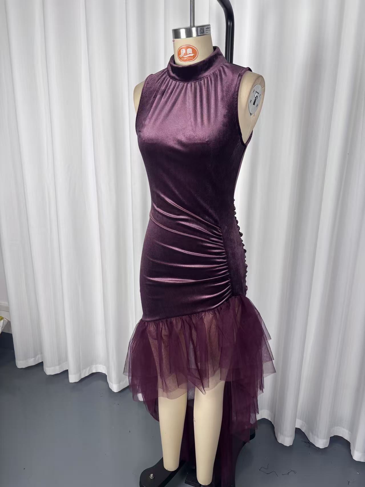 Women's Velvet High-Neck Sleeveless Evening Dress with Pleated Tulle Train