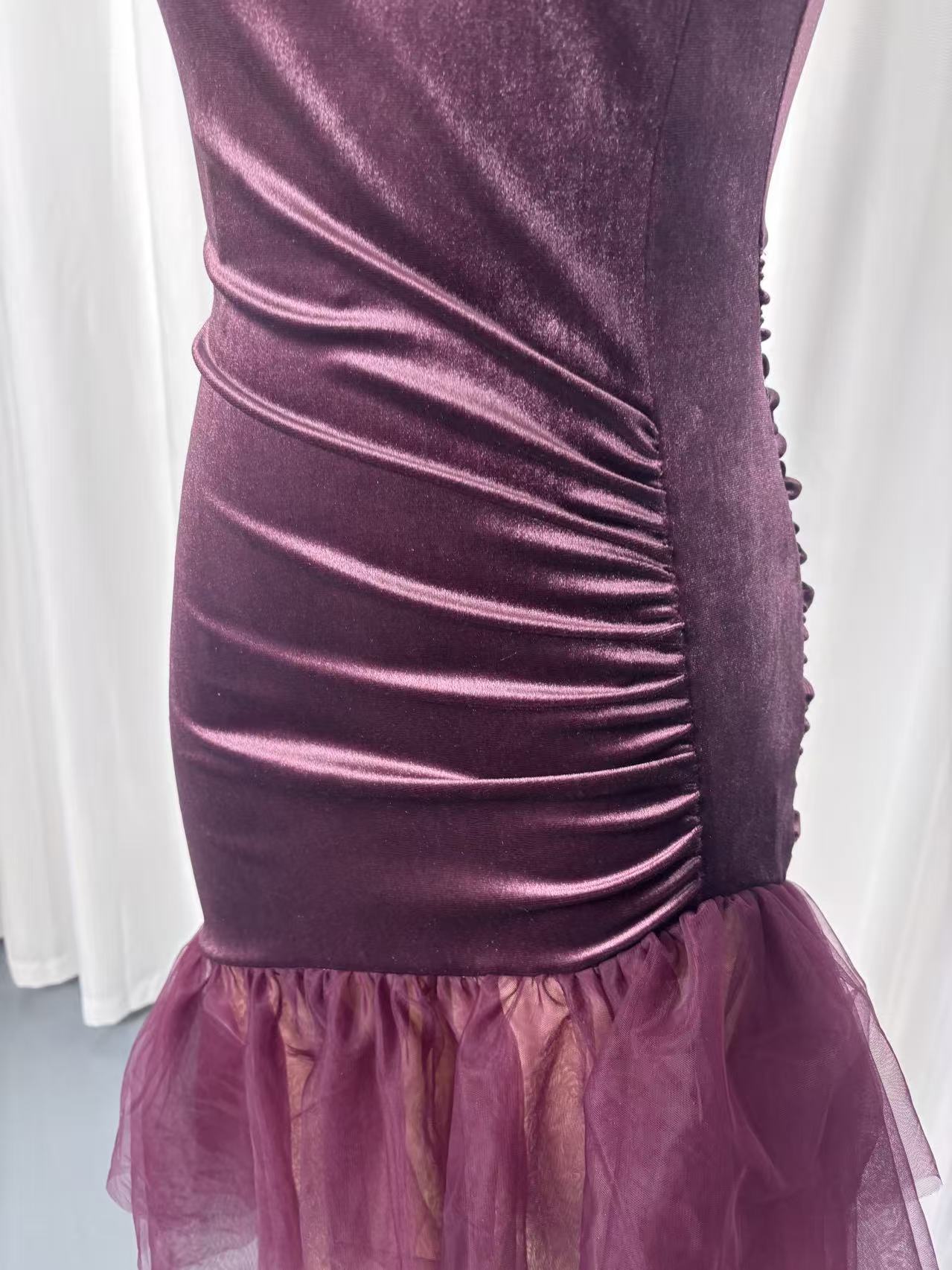 Women's Velvet High-Neck Sleeveless Evening Dress with Pleated Tulle Train