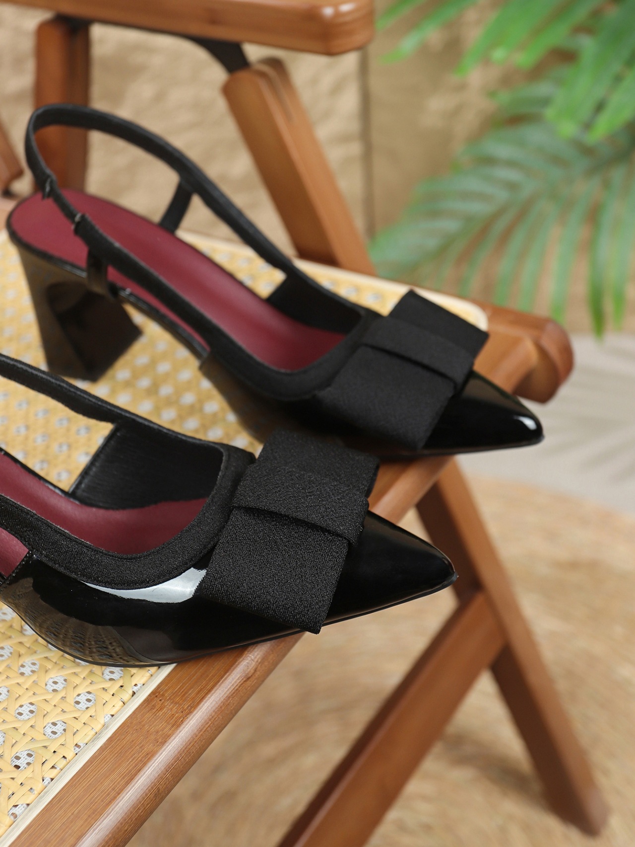 Women's thick-soled closed-toe PU leather flip-flops