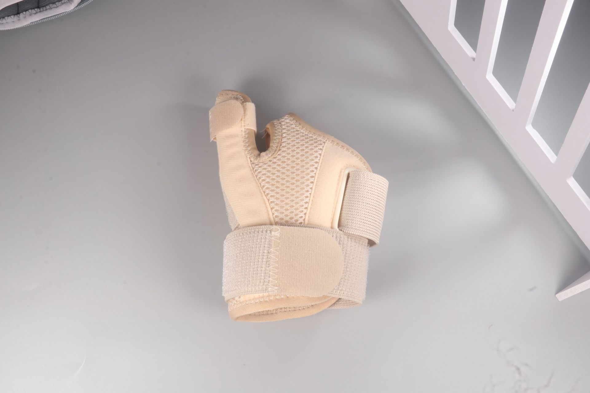 Breathable Nylon Thumb Wrist Support Strap for Basketball and Sports Protection
