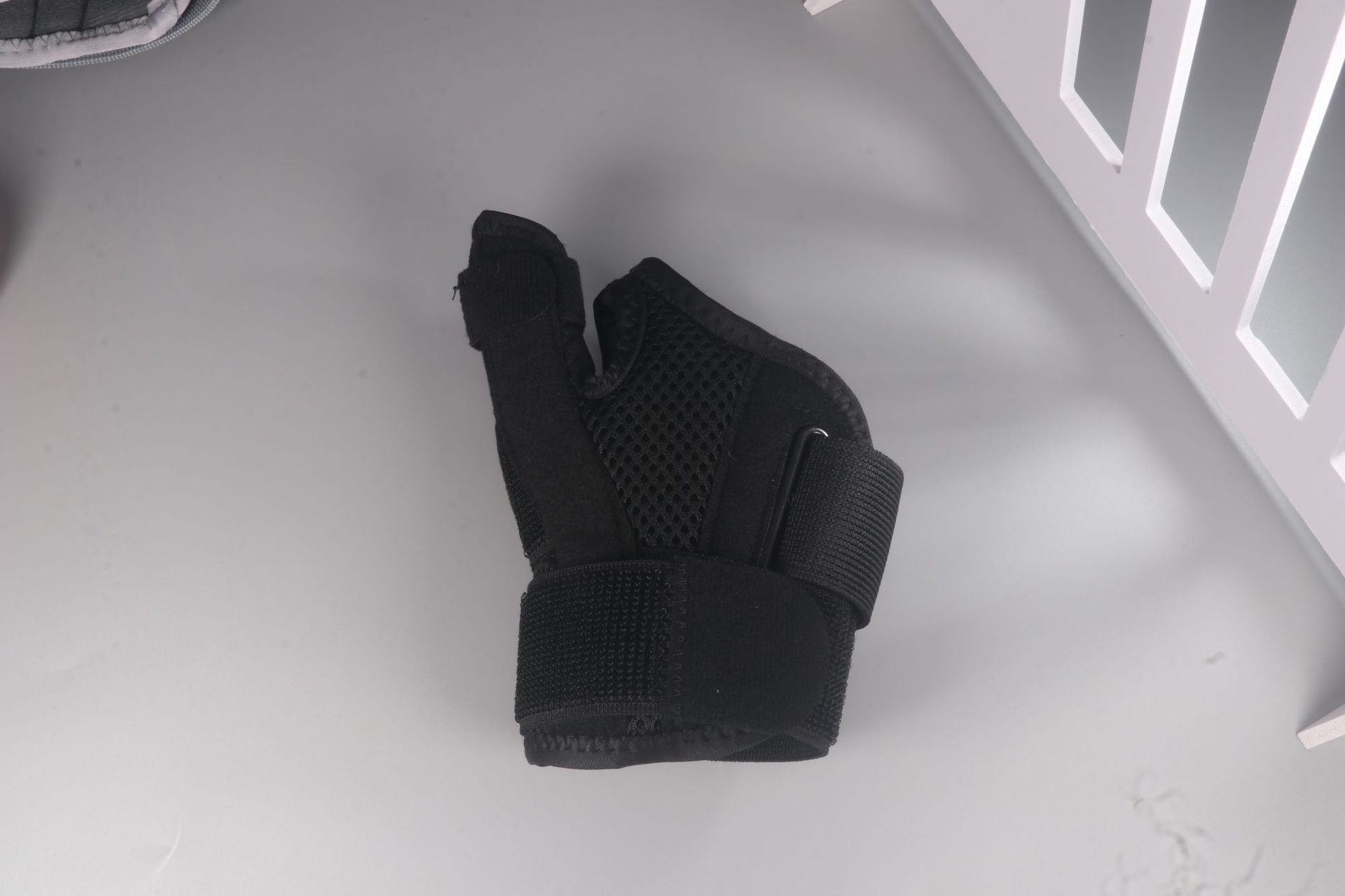 Breathable Nylon Thumb Wrist Support Strap for Basketball and Sports Protection