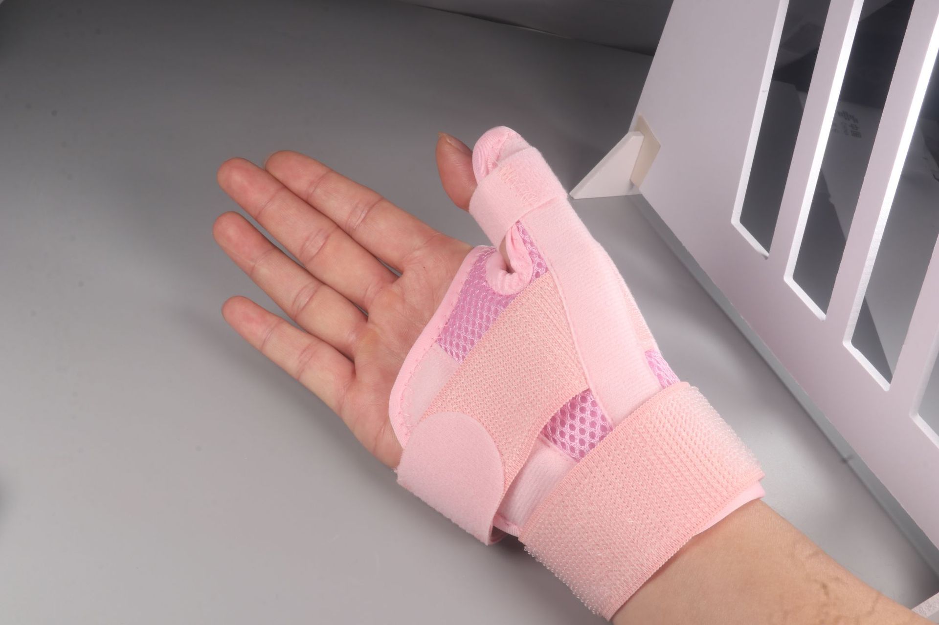 Breathable Nylon Thumb Wrist Support Strap for Basketball and Sports Protection