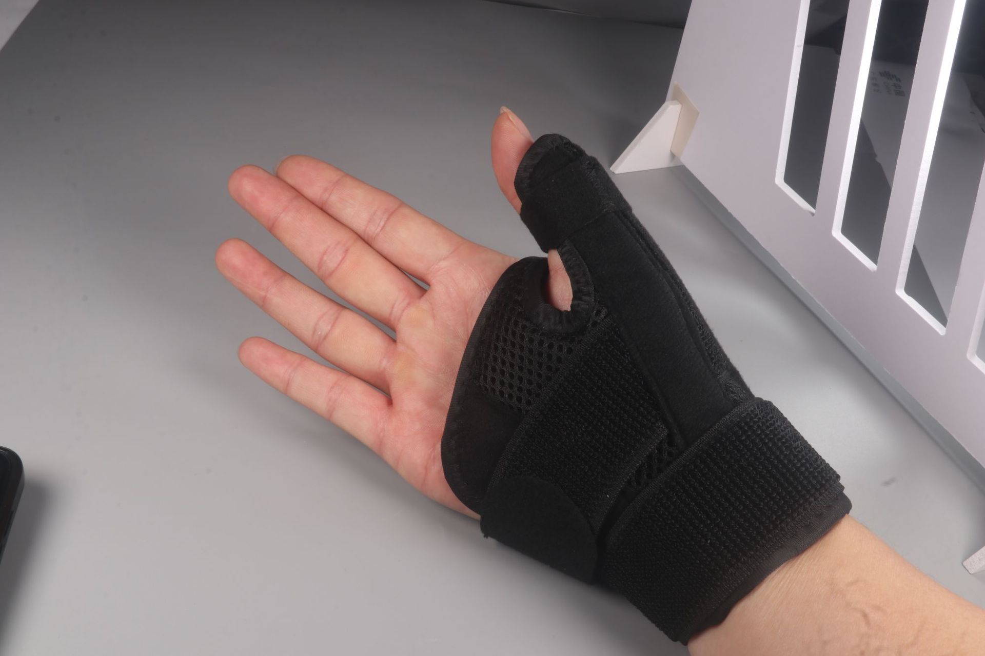 Breathable Nylon Thumb Wrist Support Strap for Basketball and Sports Protection