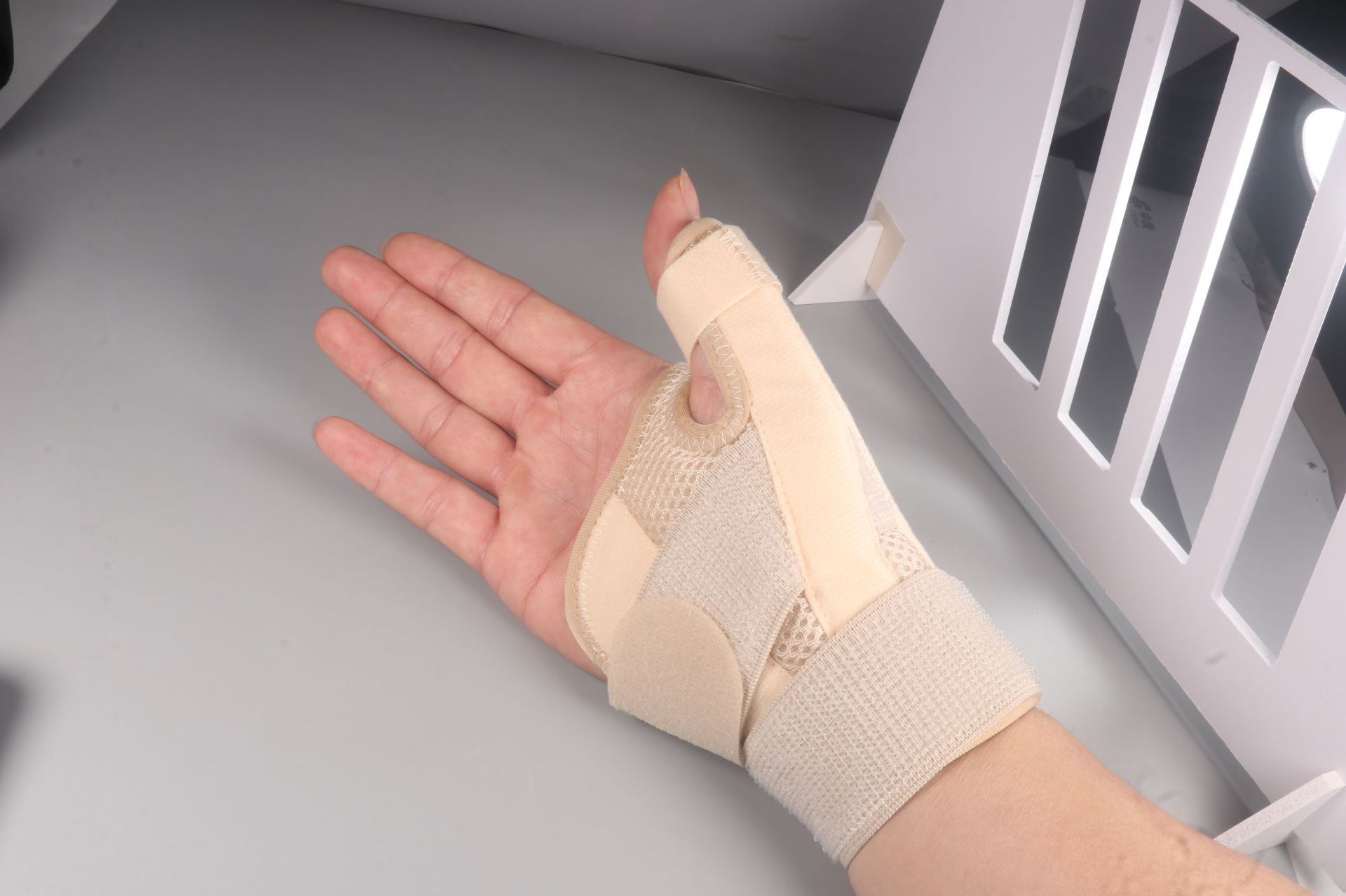 Breathable Nylon Thumb Wrist Support Strap for Basketball and Sports Protection