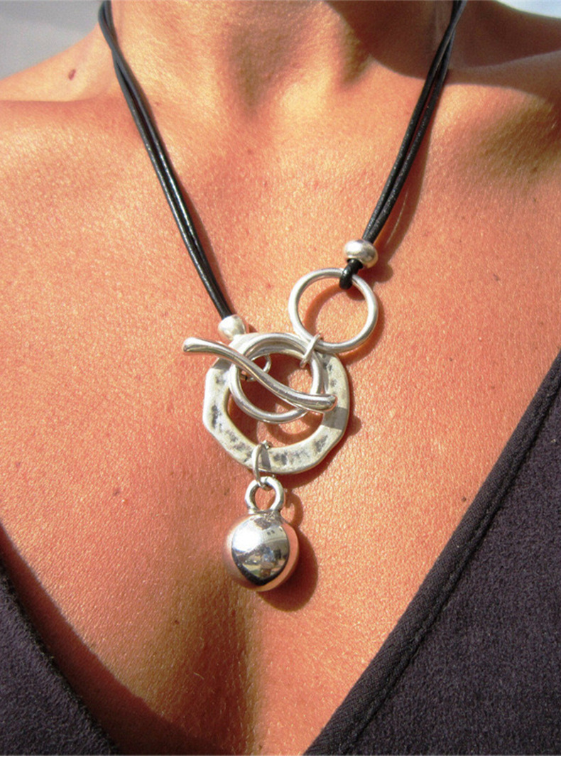 Minimalist Round Pendant Alloy Necklace Geometric Fashion Jewelry for Men and Women