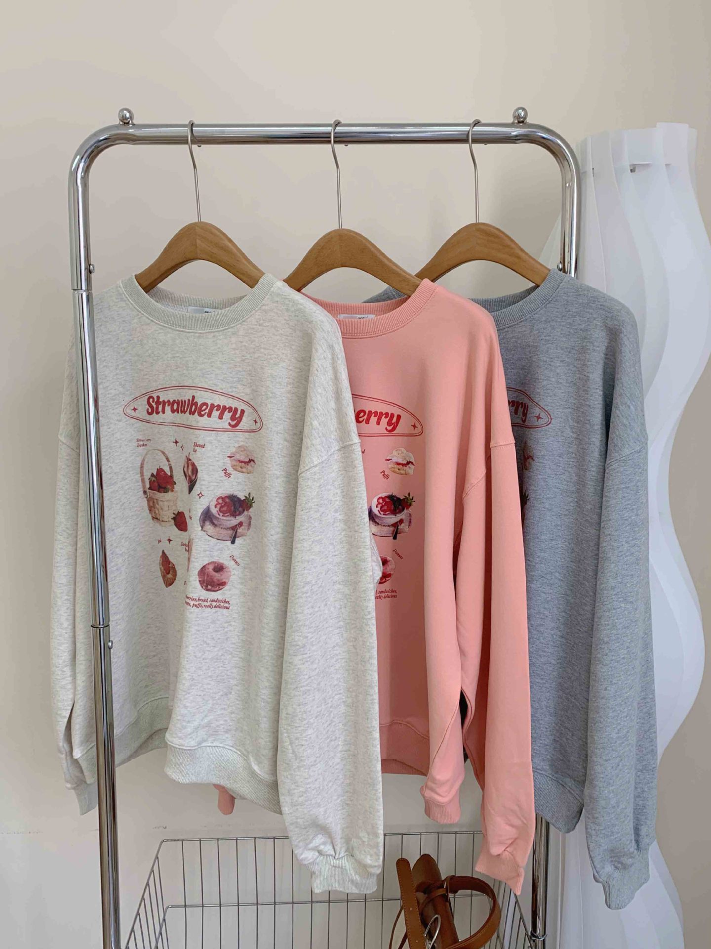 Crewneck Strawberry Printed Loose Cotton Sweatshirt Women Casual Pullover Top