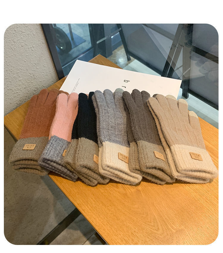 Knitted gloves for men and women in winter