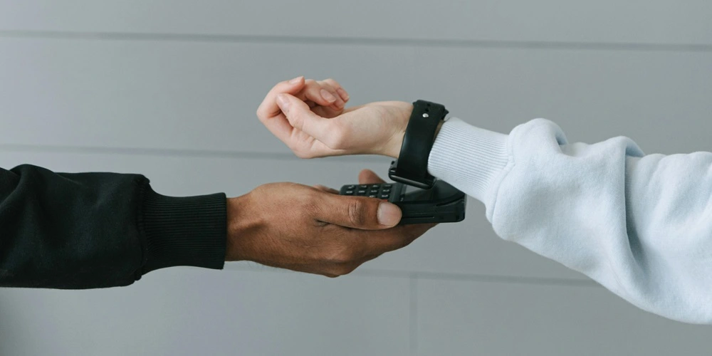 Complete quick payment via smartwatch