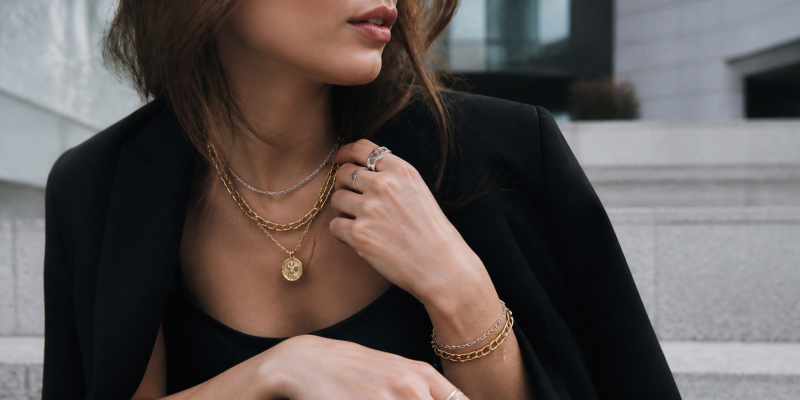 Young woman wearing minimalist jewelry in a modern city