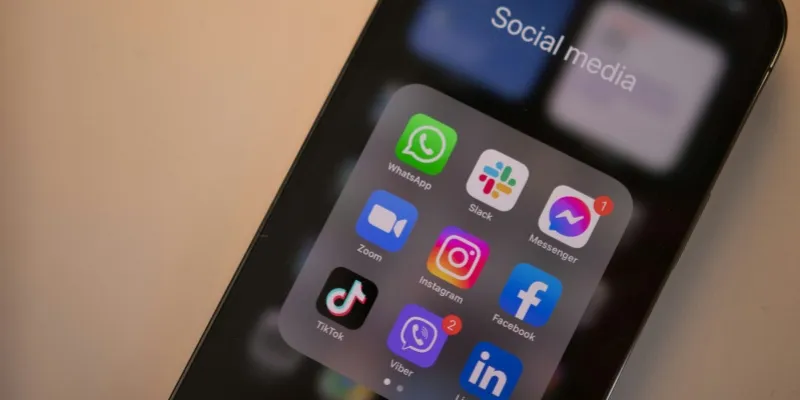 Social media apps on the phone