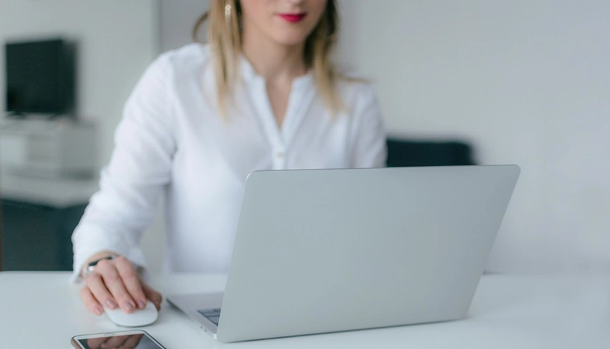 A woman search 2026 best selling dropshipping products before laptop